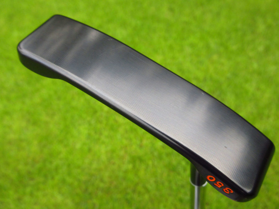 scotty cameron tour only brushed black carbon masterful 009m circle t 350g putter with welded 1.5 round neck and three 7 point crown stamps and hot head harry on face golf club