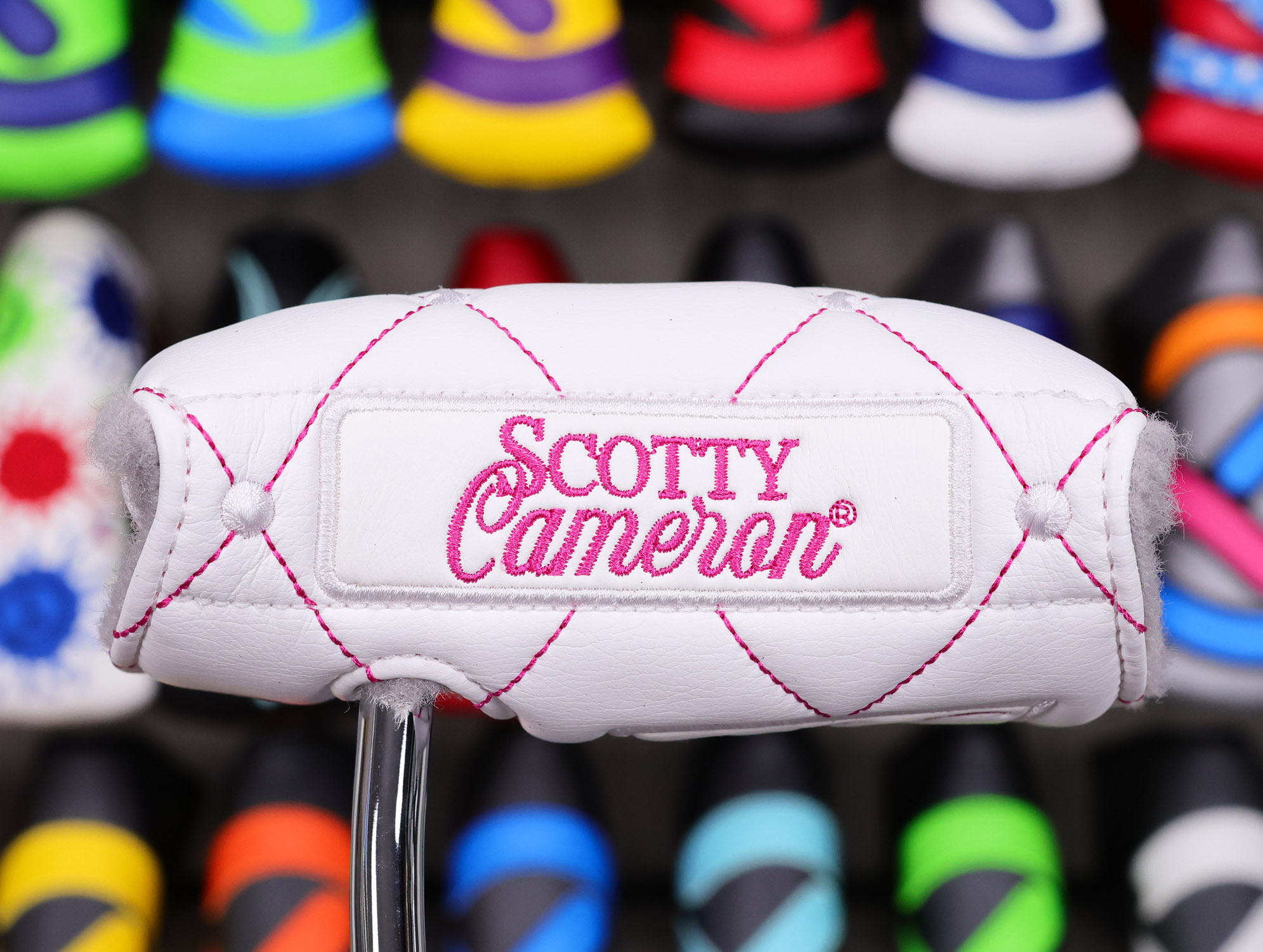 scotty-cameron-2025-limited-release-my-girl-pink-and-pearls-phantom-5-putter-05 scotty cameron 2025 limited release my girl pink and pearls phantom 5 double bend shaft putter golf club