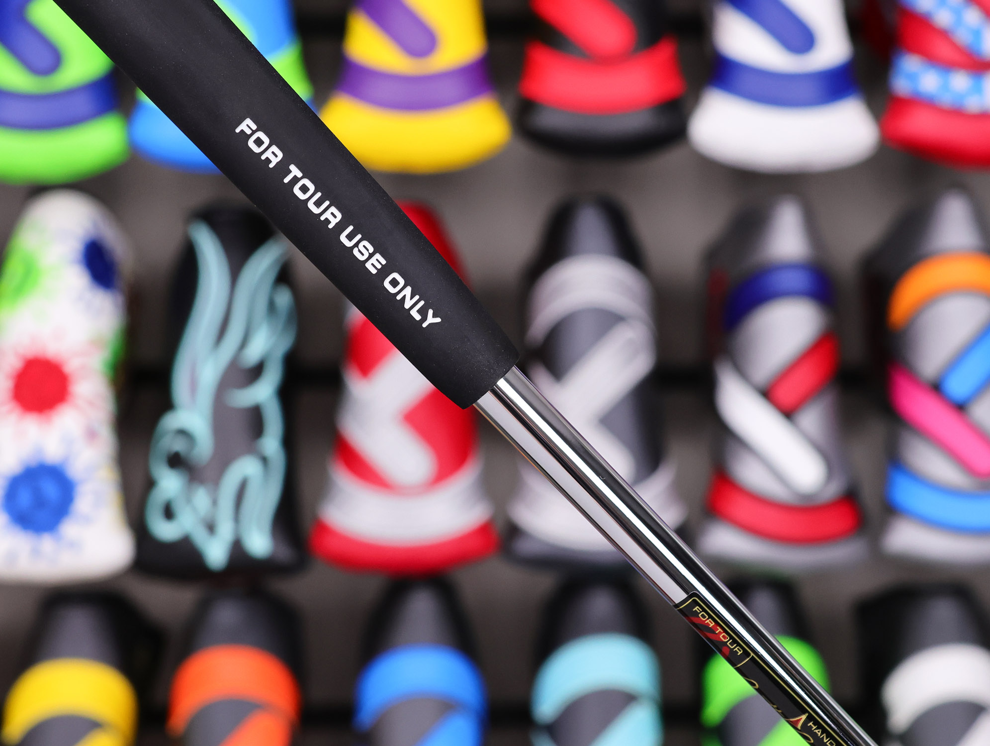 scotty-cameron-tour-only-3x-black-carbon-timeless-newport-2-circle-t-340g-putter-with-sight-dot-01