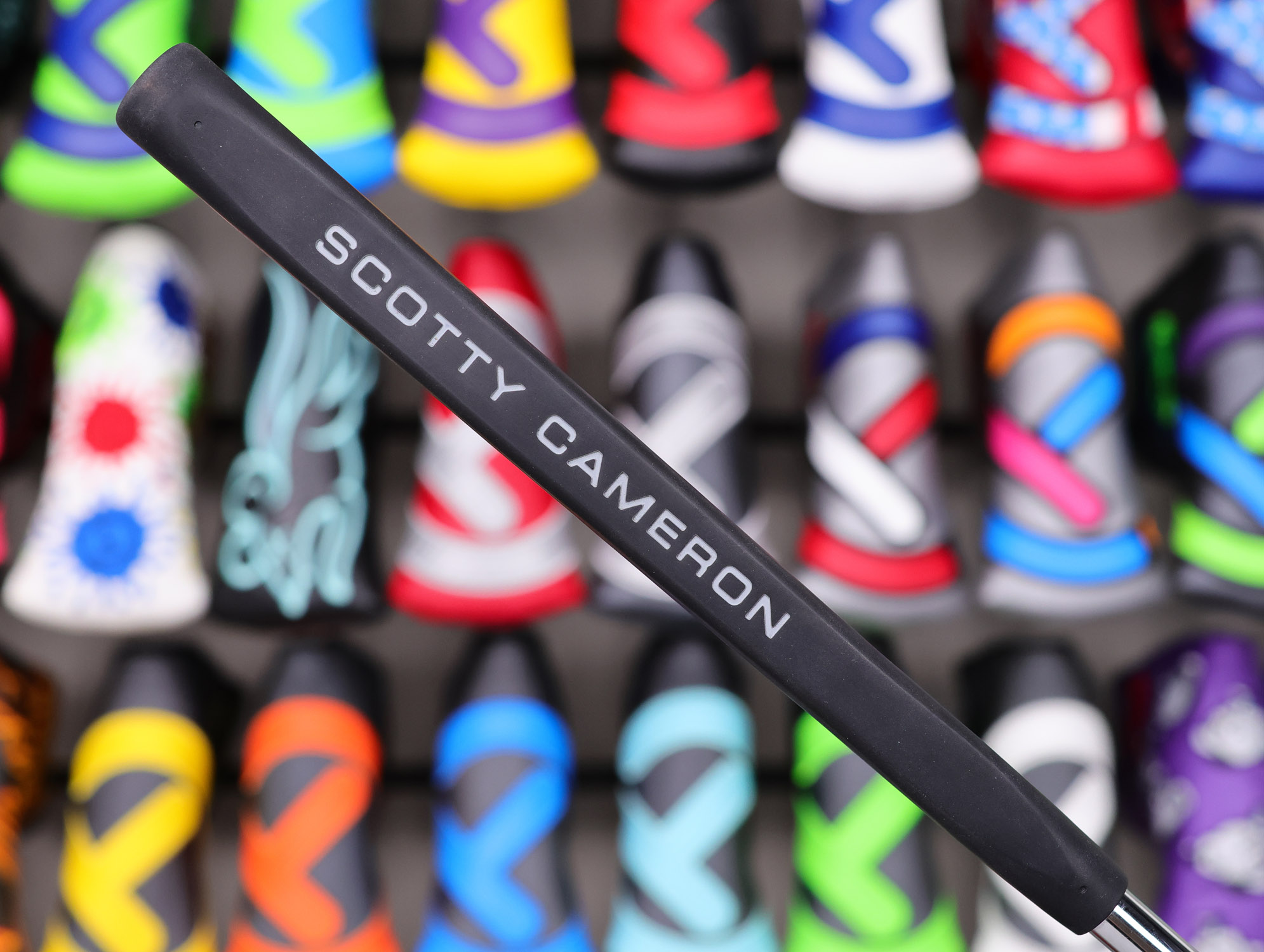 scotty-cameron-tour-only-buttonback-timeless-2.5-plus-teryllium-circle-t-350g-putter-with-flojet-neck-05