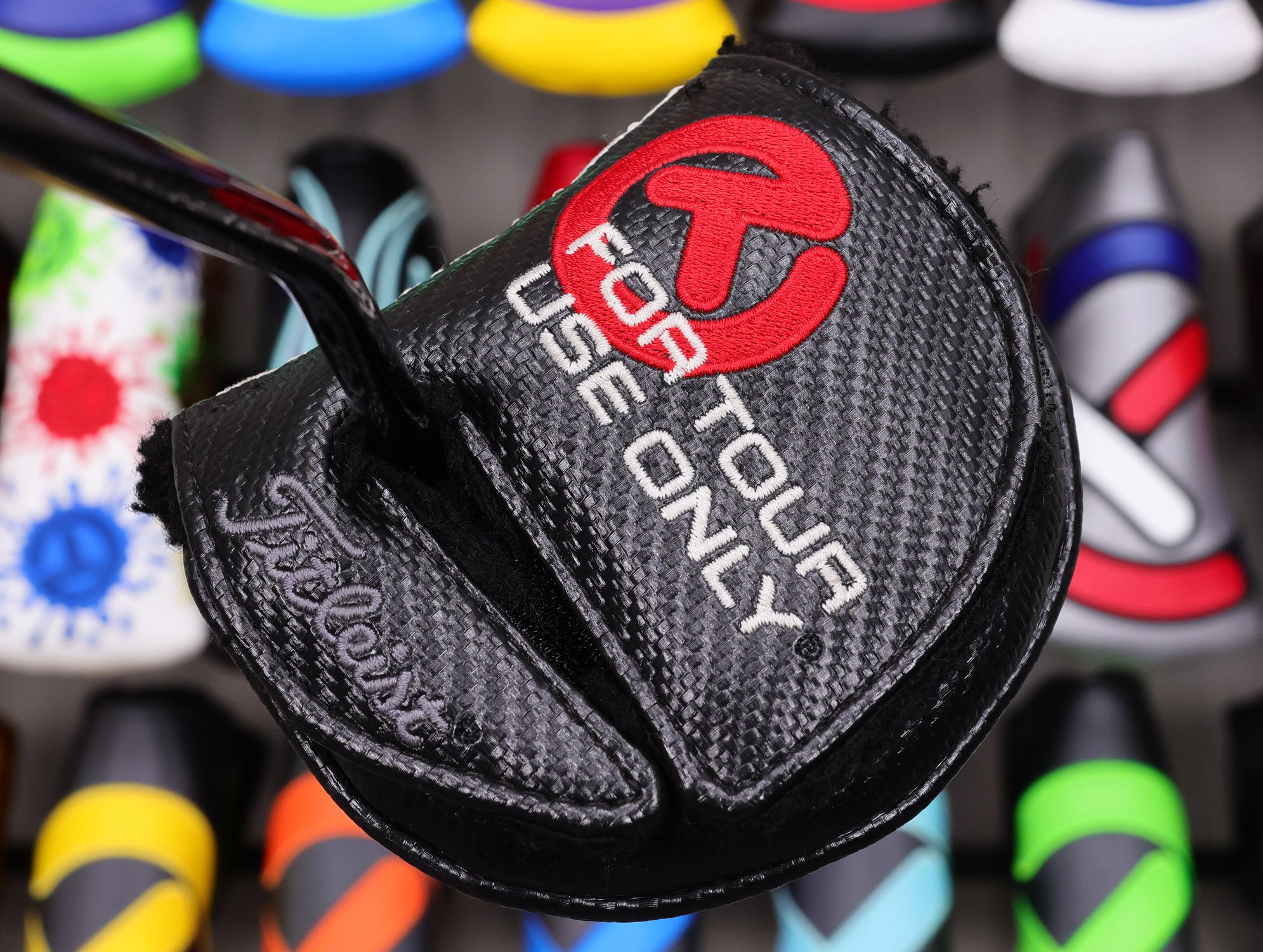 scotty-cameron-tour-only-circle-t-blade-putter-headcover-091 scotty cameron for tour use only futura x5 black carbon fiber red industrial circle t mid round putter headcover