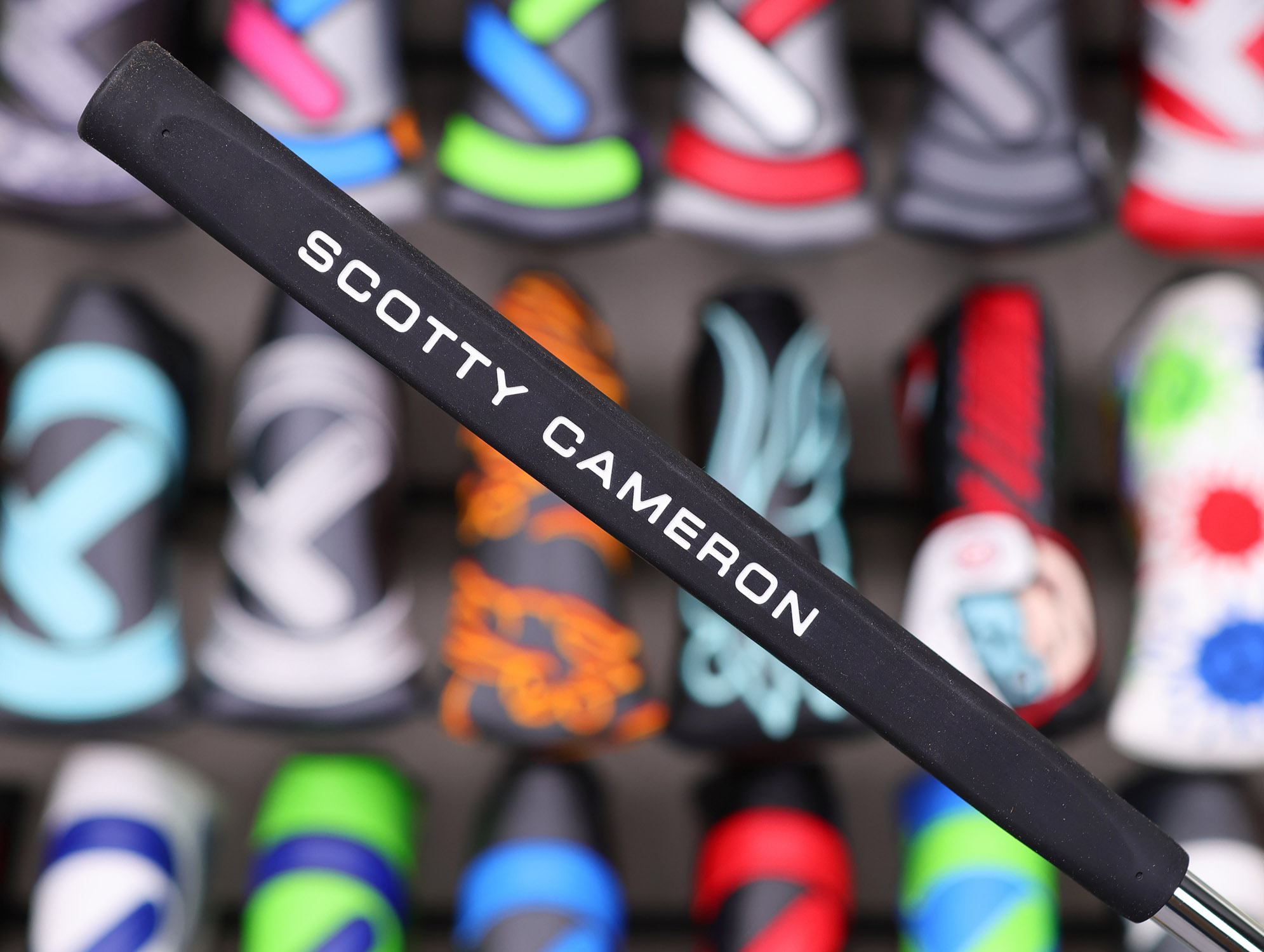 Scotty Cameron Tour Only Brushed Black Carbon 009 Circle T 350G w/ Tungsten Sole Plugs & “King Peace Surfer” Stamping - Image 6